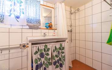 Bad mit Dusche und WC Ferienhaus Frieda