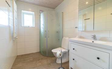 Bad mit Dusche und WC Ferienhaus Friedas hus