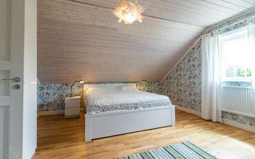 Schlafzimmer mit Doppelbett Ferienhaus Friedas hus