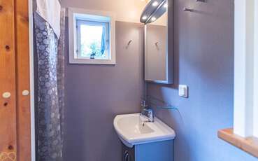Bad mit Dusche und Waschbecken Ferienhaus Granlunden