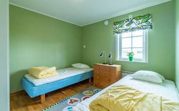 Schlafzimmer mit zwei Einzelbetten Ferienhaus Gröna Stugan