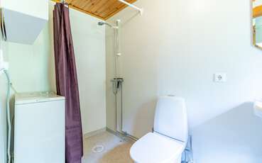 Bad mit Dusche und WC Ferienhaus Grönaberg