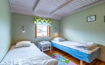 Schlafzimmer mit zwei Einzelbetten Ferienhaus Gula Stugan