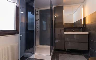 Modernes Bad mit Dusche und WC Ferienhaus Hällefors