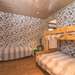 Schlafzimmer mit Einzelbett und Etagenbett Ferienhaus Hällefors