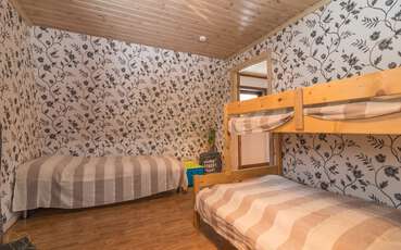 Schlafzimmer mit Einzelbett und Etagenbett Ferienhaus Hällefors