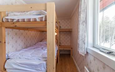Schlafzimmer mit Etagenbett Ferienhaus Herrafällan