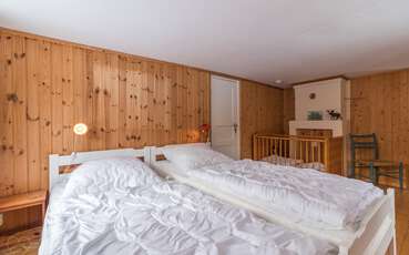 Schlafzimmer mit Doppelbett und Babybett Ferienhaus Herrafällan