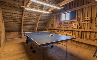 Tischtennisplatte in der Scheune Ferienhaus Herrafällan