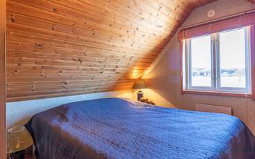 Schlafzimmer oben mit Doppelbett Ferienhaus Hjärthalla