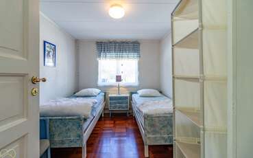 Erstes Schlafzimmer mit zwei Einzelbetten Ferienhaus Hökamåla