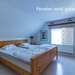 Schlafzimmer mit Doppelbett und Kinderbett Ferienhaus Hökamåla