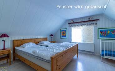 Schlafzimmer mit Doppelbett und Kinderbett Ferienhaus Hökamåla