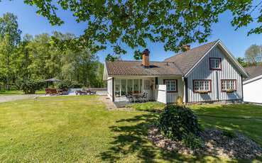 Ferienhaus Hökamåla mit Pool am See