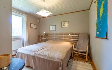 Schlafzimmer mit Doppelbett Ferienhaus Holmsvik