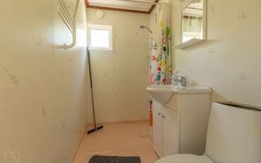 Bad mit Dusche und WC Ferienhaus Hunnebo 2