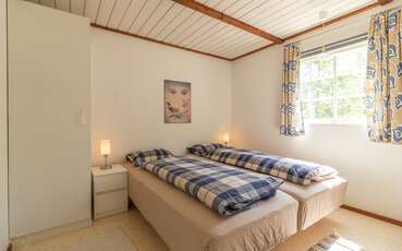 Schlafzimmer mit zwei Einzelbetten Ferienhaus Hunnebo 3 