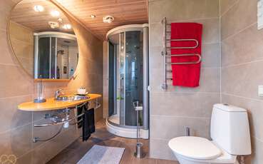 Bad mit Dusche und WC Ferienhaus Istaby