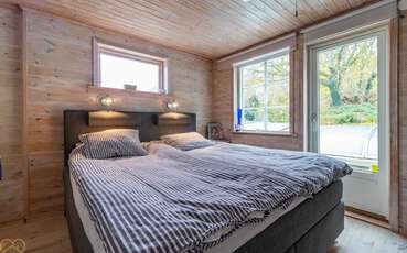 Erstes Schlafzimmer mit Doppelbett Ferienhaus Istaby