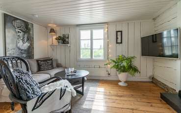 Wohnzimmer mit TV Ferienhaus Kanalvillan