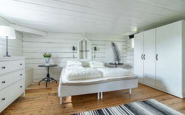 Schlafzimmer mit Doppelbett Ferienhaus Kanalvillan