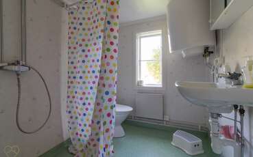 Bad mit Dusche und WC Ferienhaus Karins hus