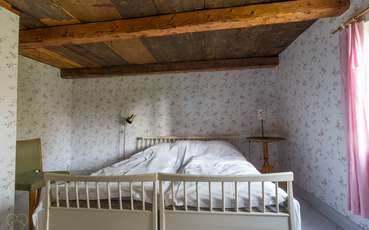 Schlafzimmer mit einem Doppelbett Ferienhaus Karins hus