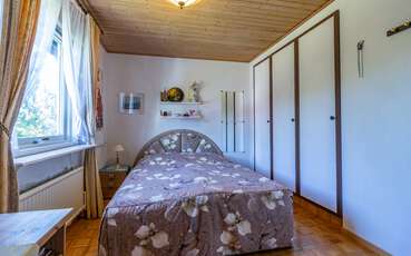 Erstes Schlafzimmer mit Doppelbett Ferienhaus Karlsson