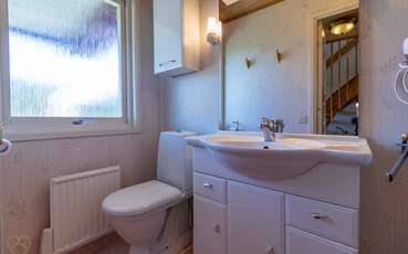 Badezimmer mit WC und Dusche Ferienhaus Karlsson