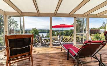 Wintergarten mit Liegestuhl und Seeblick Ferienhaus Karlsson