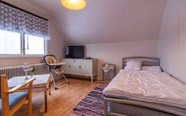 Schlafzimmer mit Einzelbett und TV Ferienhaus Kläveström