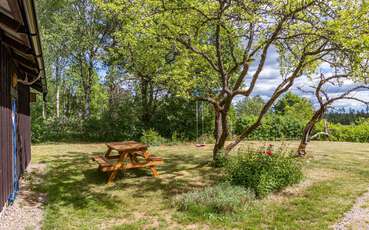 Garten mit Bank Ferienhaus Kosta