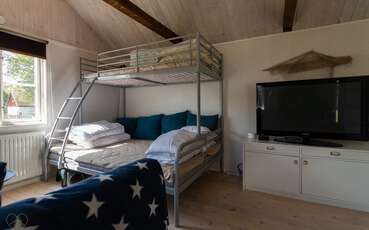 Wohnbereich mit Betten Ferienhaus Kuggeboda