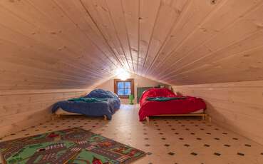 Schlafloft mit zwei Einzelbetten Ferienhaus Kurtibo