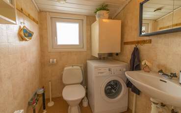 Bad mit WC und Waschmaschine Ferienhaus Långasand