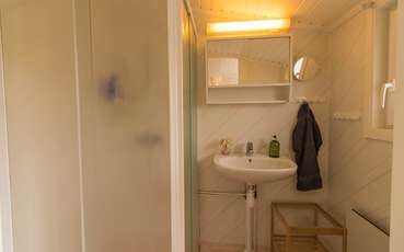 Badezimmer mit Dusche Ferienhaus Långasand
