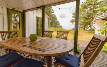 Blick von der Terrasse auf den Garten Ferienhaus Långasand