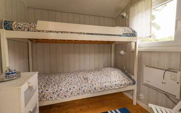 Schlafzimmer mit einem Etagenbett Ferienhaus Långasand