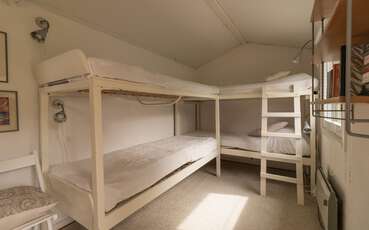 Schlafzimmer mit zwei Etagenbetten Ferienhaus Långasand