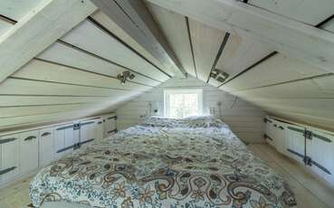 Schlafloft mit Doppelbett Ferienhaus Lilla Aspö