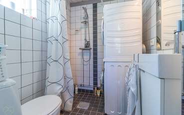 Badezimmer mit Dusche, WC, Waschmaschine und Wäschetrockner Ferienhaus Lilla Aspö