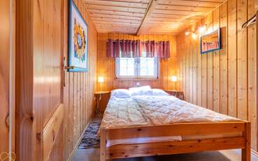 Schlafzimmer mit Doppelbett Ferienhaus Lilla Hagasjön