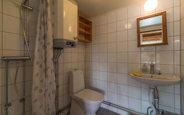 Bad mit Dusche und WC Ferienhaus Lilla Stugan