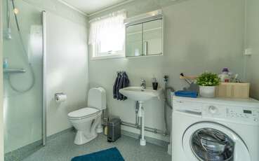 Badezimmer mit Dusche, WC und Waschmaschine Ferienhaus Lille