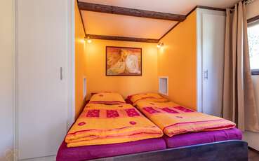 Schlafzimmer mit Doppelbett Ferienhaus Lilla Gunnebo