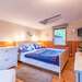 Schlafzimmer mit Doppelbett und TV Ferienhaus Lillebo