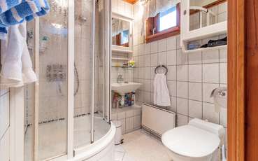 Badezimmer mit Dusche und WC Ferienhaus Lillebo