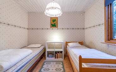 Schlafzimmer mit zwei Einzelbetten Ferienhaus Linnea