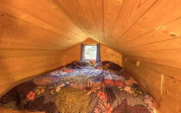 Schlafloft mit Doppelbett Ferienhaus Litet hus