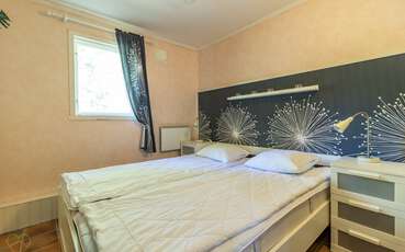 Schlafzimmer mit Doppelbett Ferienhaus Lönneberga